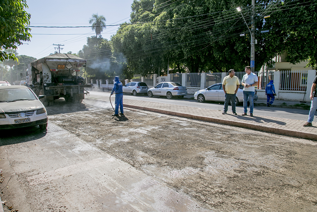 Prefeitura retoma manutenção de vias pavimentadas com asfalto e lajotas sextavadas