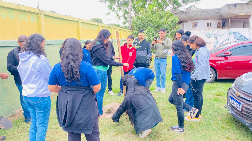 Arborização urbana: estudantes participam de palestra e plantio de mudas na Escola Maria Leite