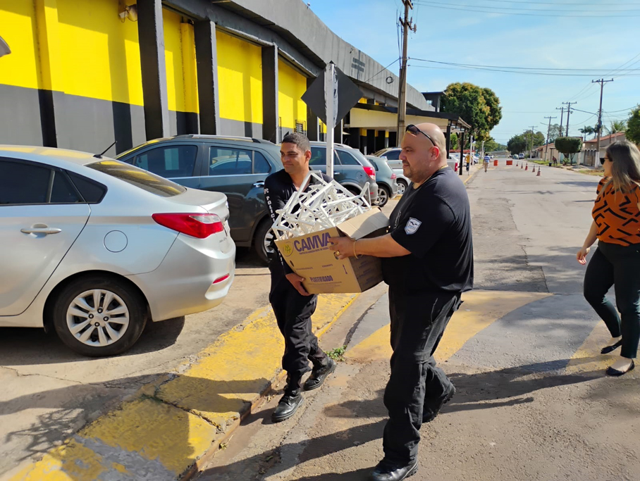 Saúde recebe doação de suportes para descarte de resíduos perfurocortantes