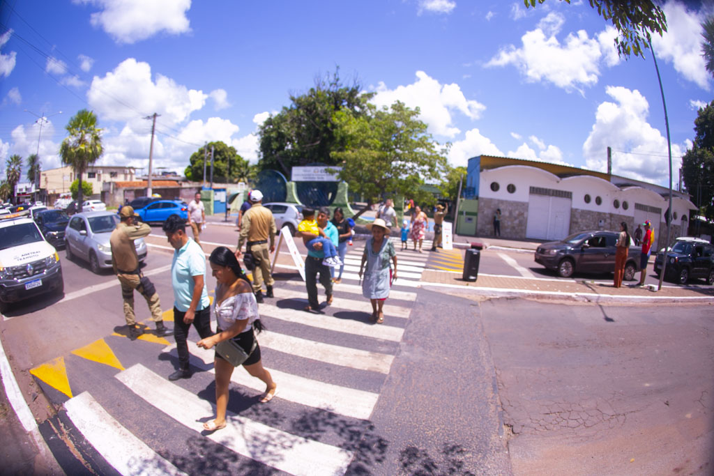 No retorno às aulas, ação sensibiliza motoristas e pedestres para respeito à faixa de pedestres