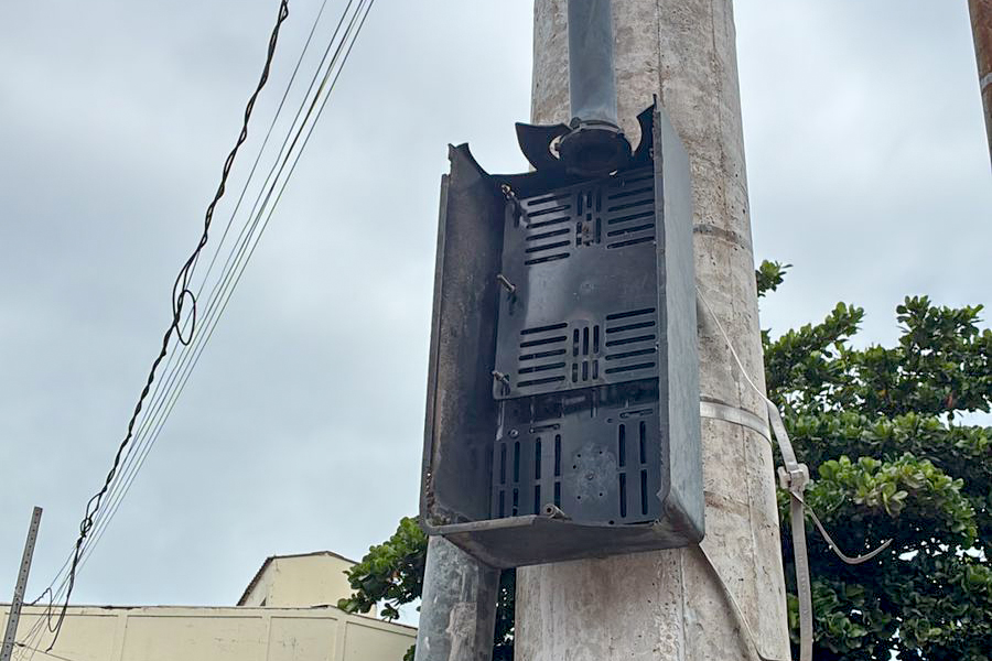 Semáforos de quatro cruzamentos são alvo de vandalismo e passam por manutenção em Corumbá