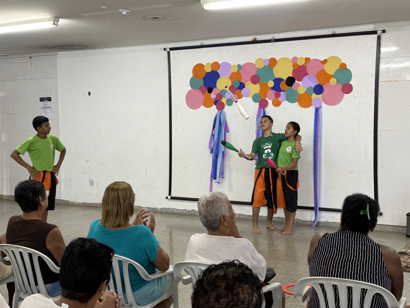 Crianças da CRIPAM realizam apresentação circense para idosos do CRAS 1
