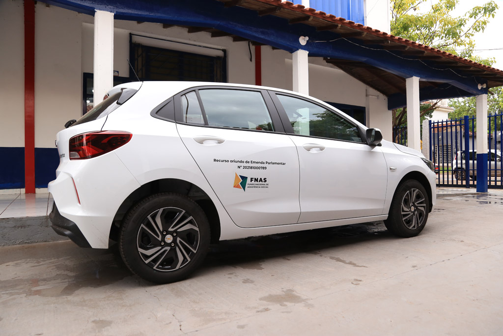 Prefeitura de Corumbá entrega veículo e equipamentos para a Missão Salesiana