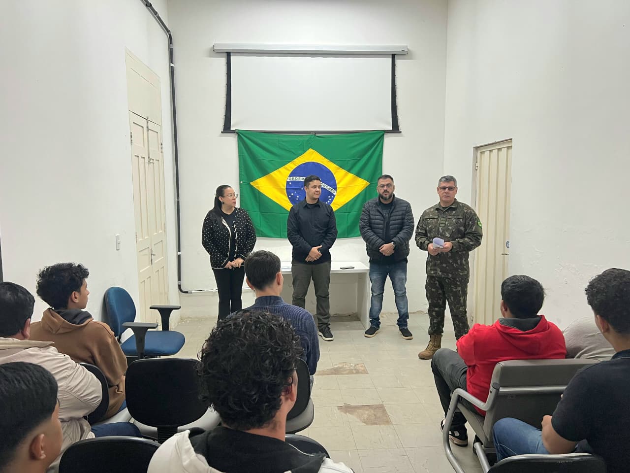 Cerimônia de Juramento à Bandeira reúne jovens dispensados do serviço militar