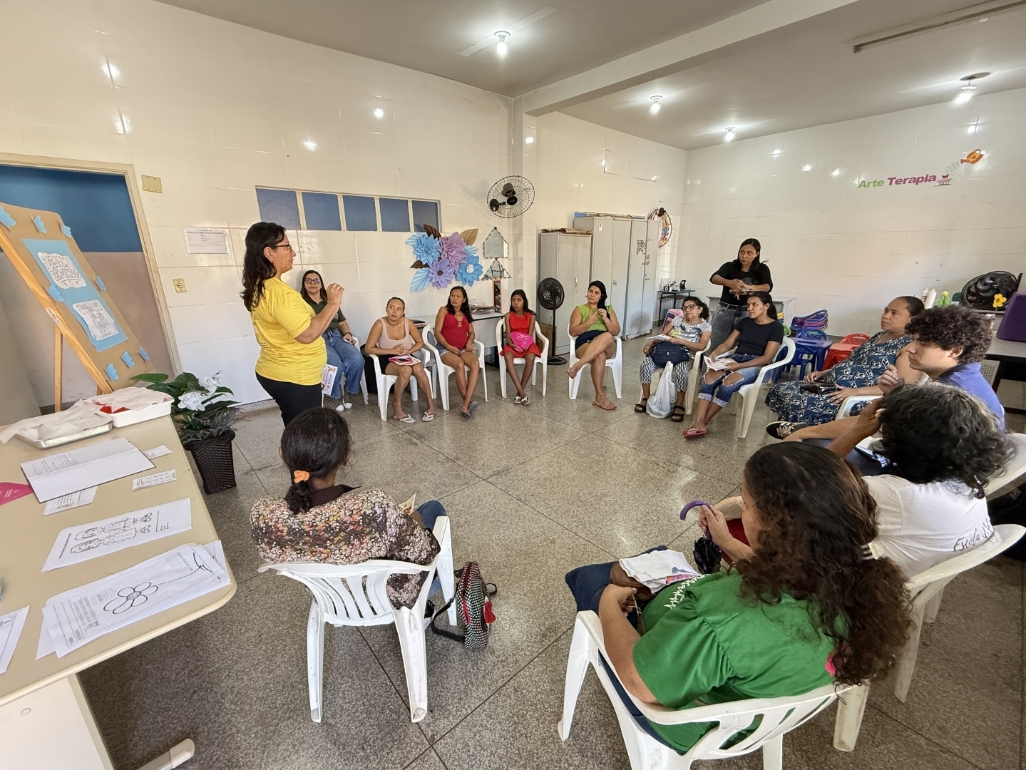 CRAS I promove reunião mensal com orientações sobre o Maio Laranja e oficina do PAIF