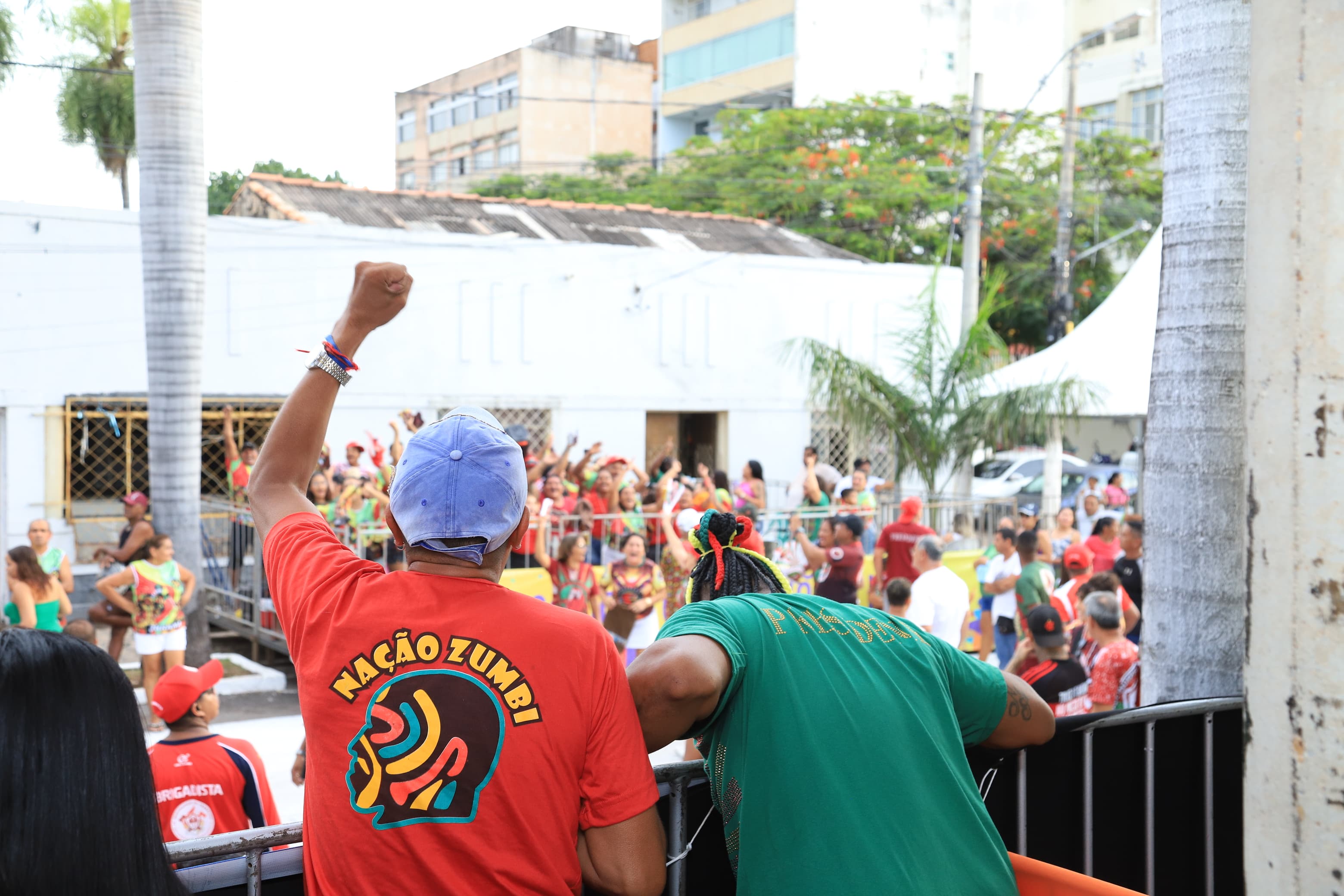 Nação Zumbi é campeão dos blocos com homenagem a Juruna Mestre-Sala