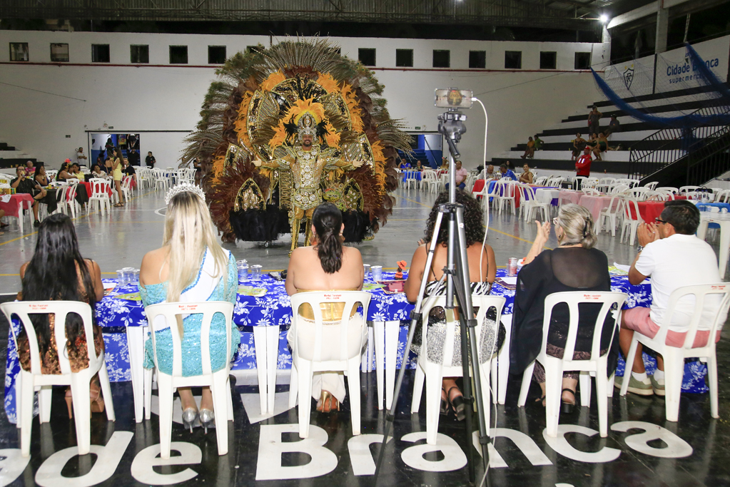 Desfile de Fantasias mantém tradição de luxo e suntuosidade do Carnaval de Corumbá