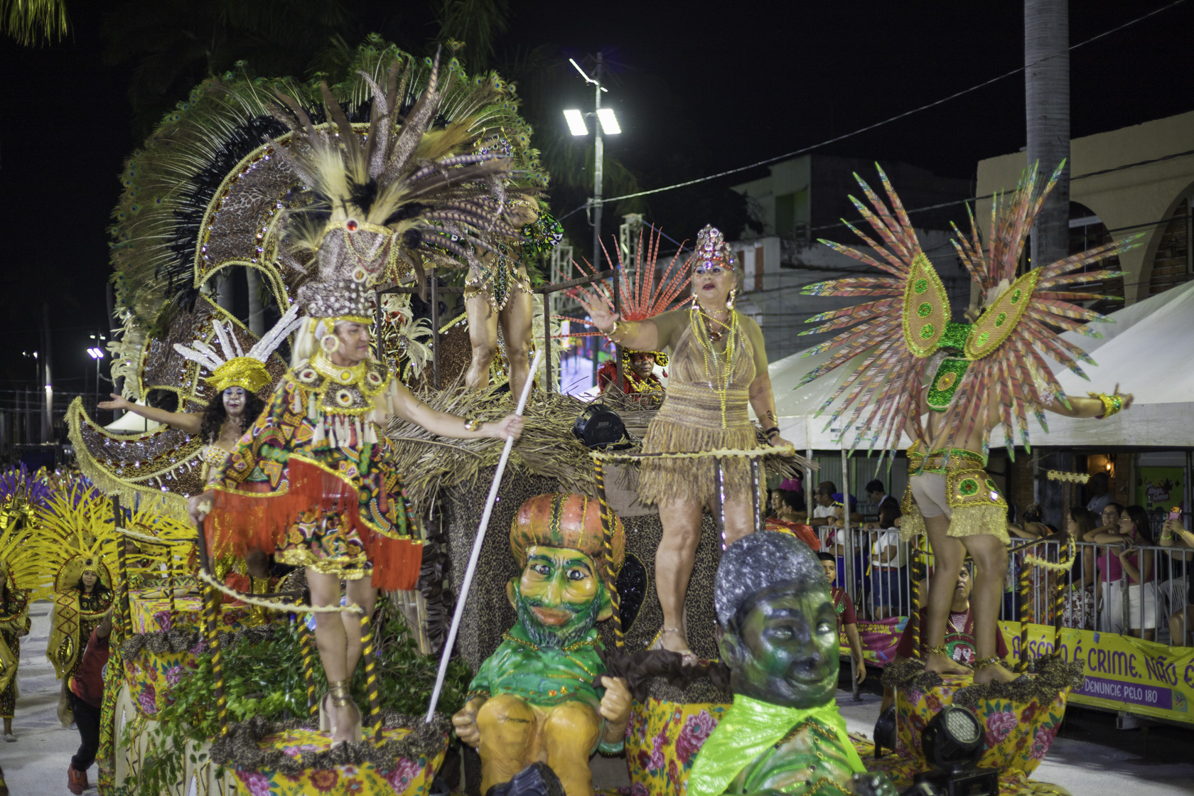 Mocidade  encerra desfile com orgulho de quem transformou samba em manifesto cultural