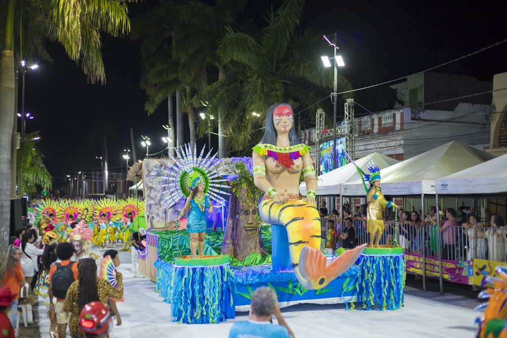 Vila Mamona abriu desfiles das escolas de samba contando a criação do mundo