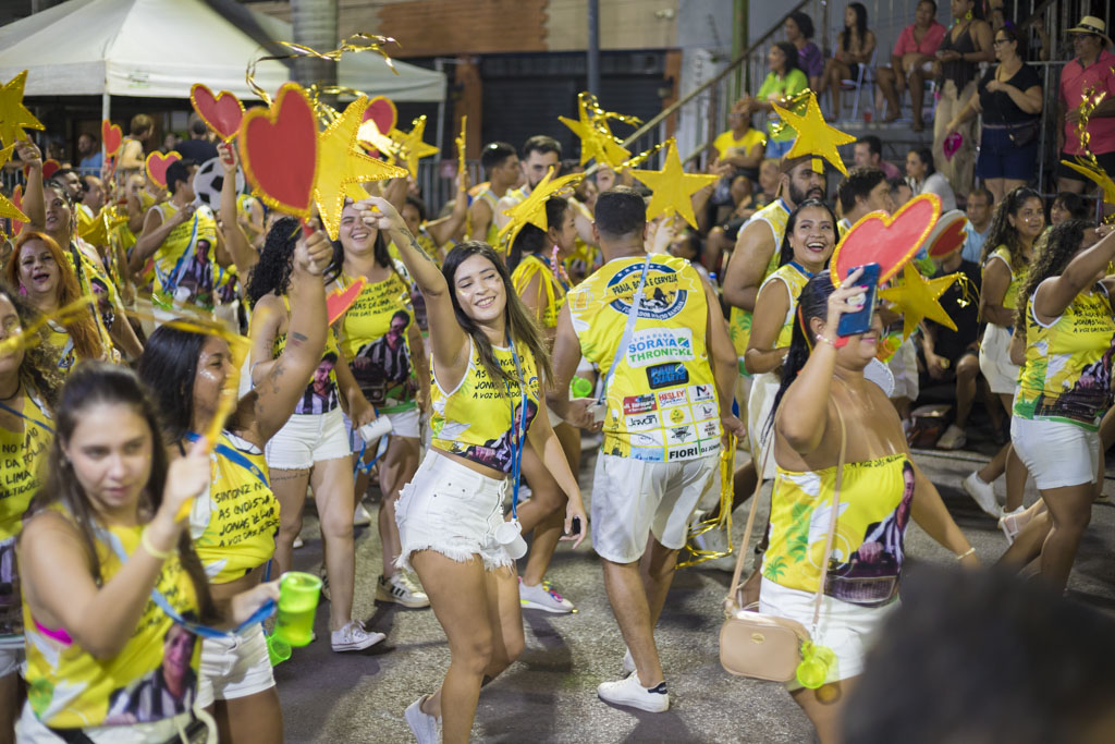 Desfile dos Blocos Oficiais arrasta multidão para a Passarela do Samba de Corumbá