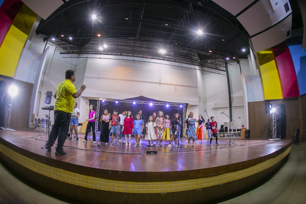 Ensaio aberto reúne corais e banda em apresentação que celebra a música e a infância
