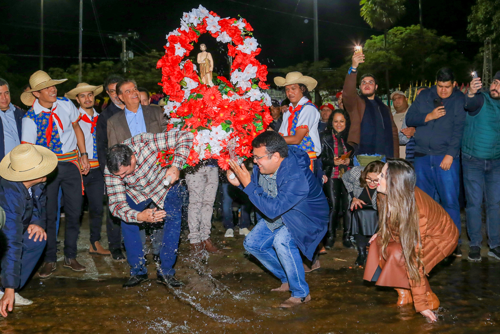 Devoção toma conta do Porto Geral na noite mais aguardada do Banho de São João 
