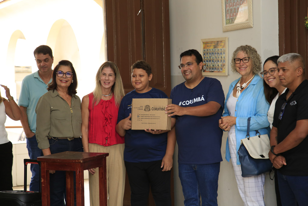 Prefeitura inicia entrega de kits escolares a estudantes da Rede Municipal de Ensino