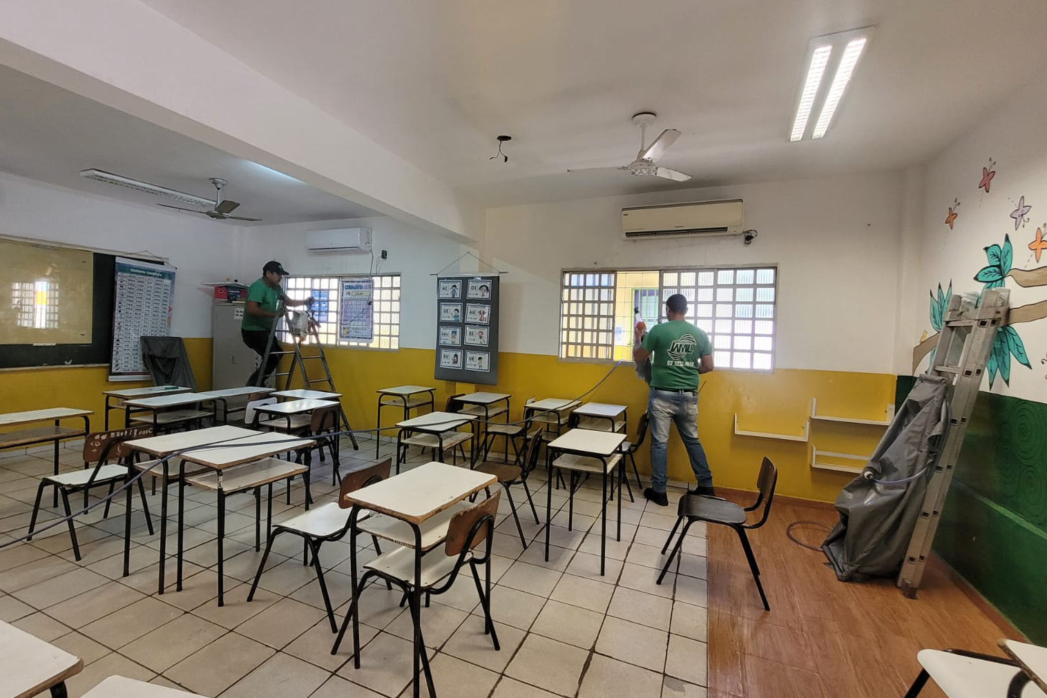 Prefeitura realiza mutirão de limpeza e dedetização nas escolas da REME durante recesso