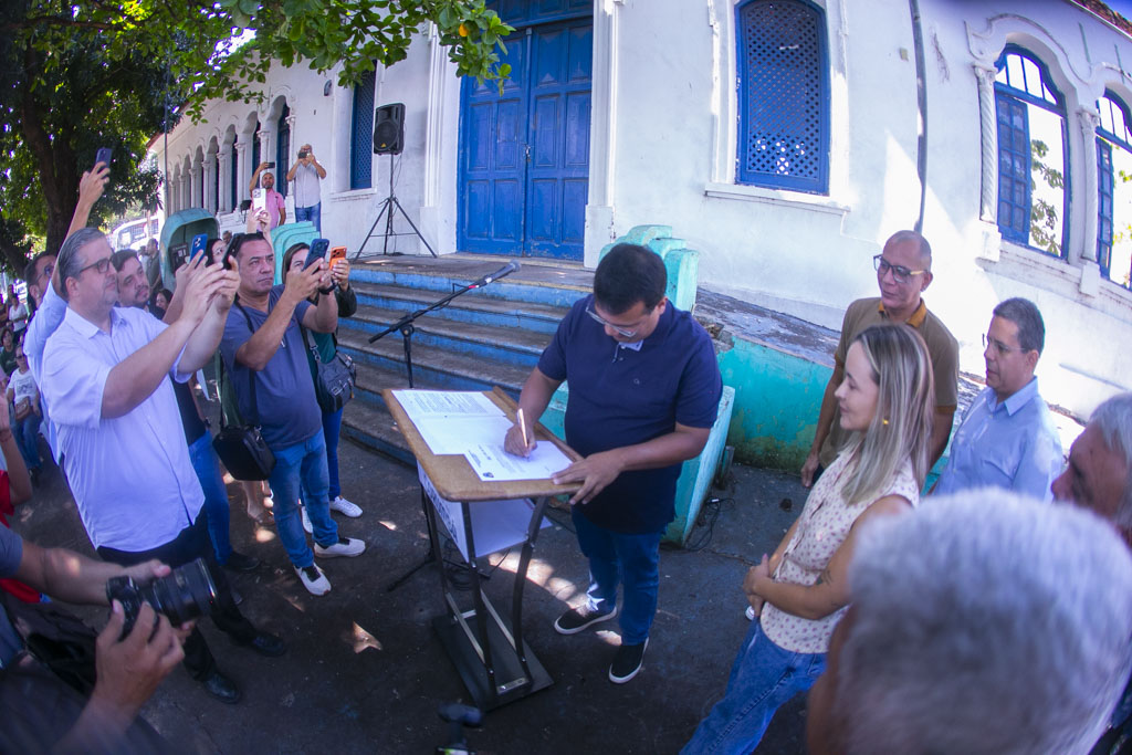Prefeito assina ordem de serviço para conclusão da reforma do Pedro Paulo de Medeiros