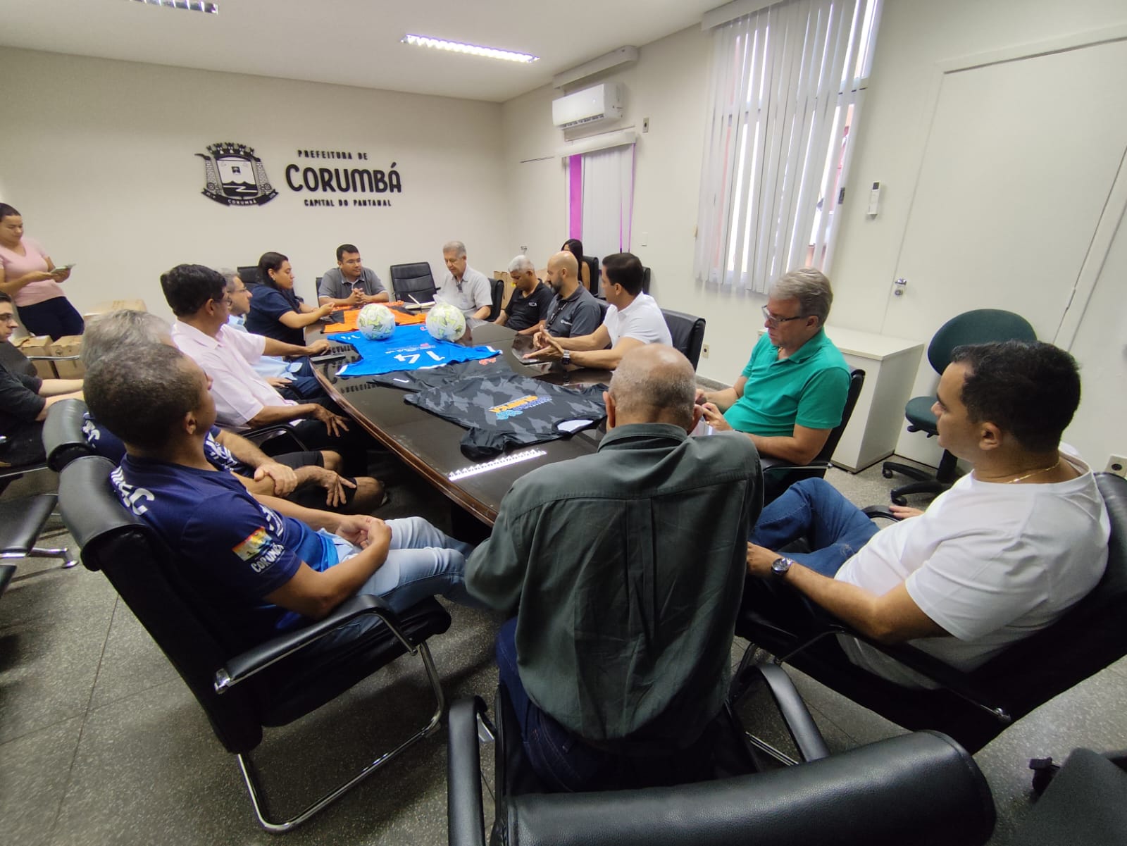 Mineradora destina uniformes e bolas para projeto esportivo Geração Olímpica