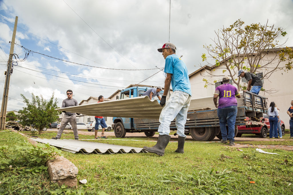 Prefeitura entrega telhas a moradores do Residencial Flamboyant 2 após temporal