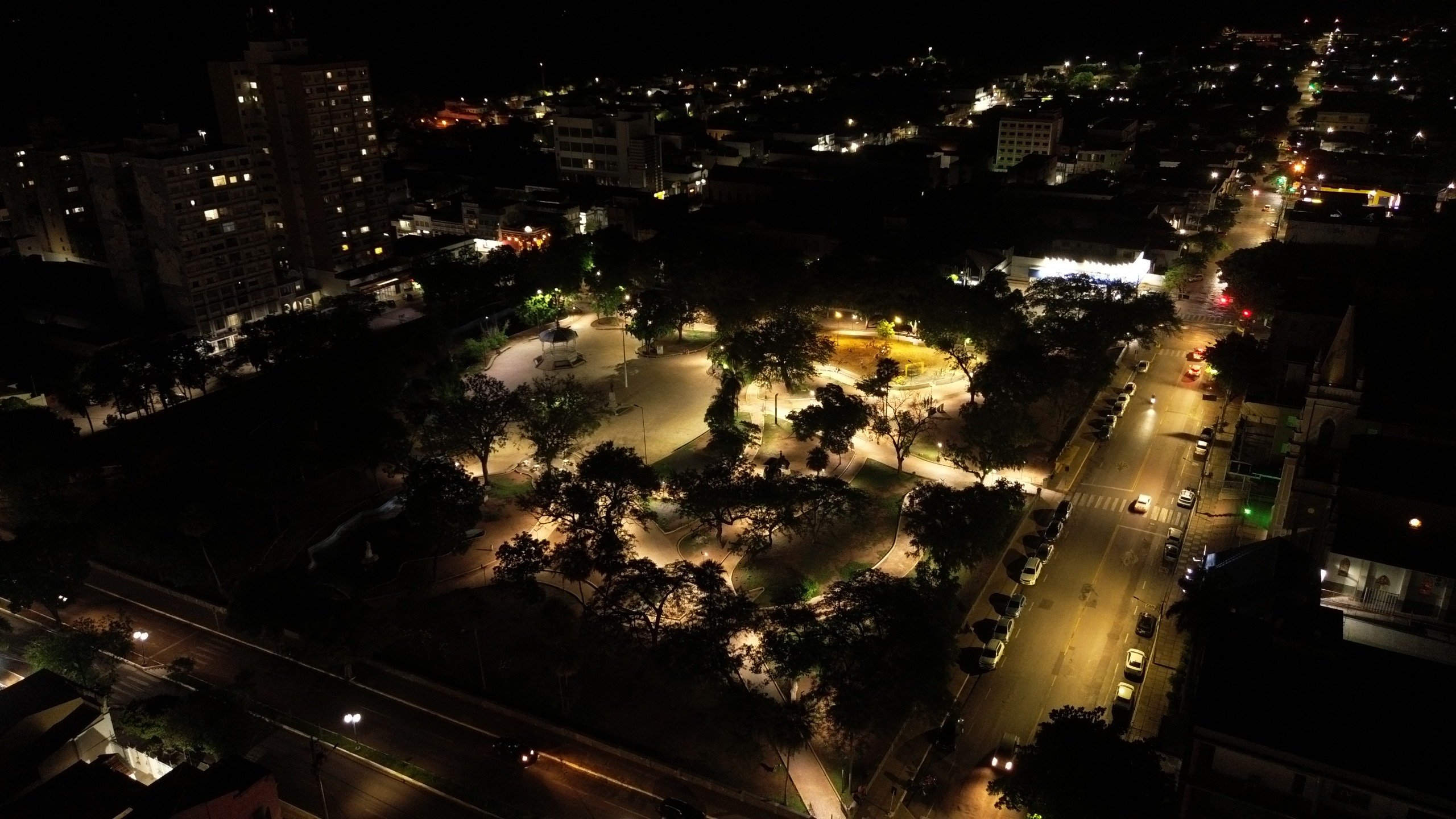 Furto de cabos leva Prefeitura a refazer iluminação no Jardim da Independência pela 7ª vez