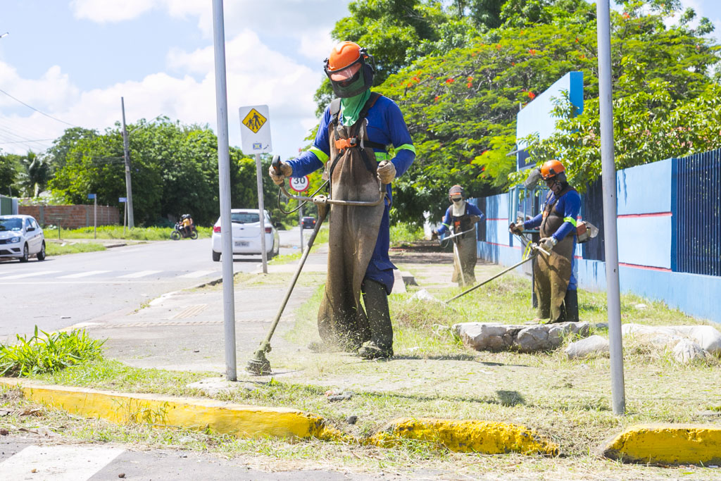 Prefeitura executa serviços de tapa-buraco, limpeza e iluminação em vários bairros