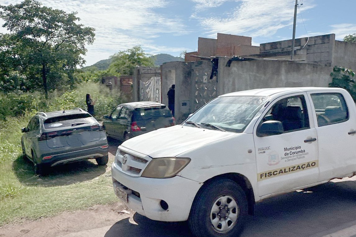 Fiscalização orienta moradores sobre descarte de lixo após limpeza emergencial