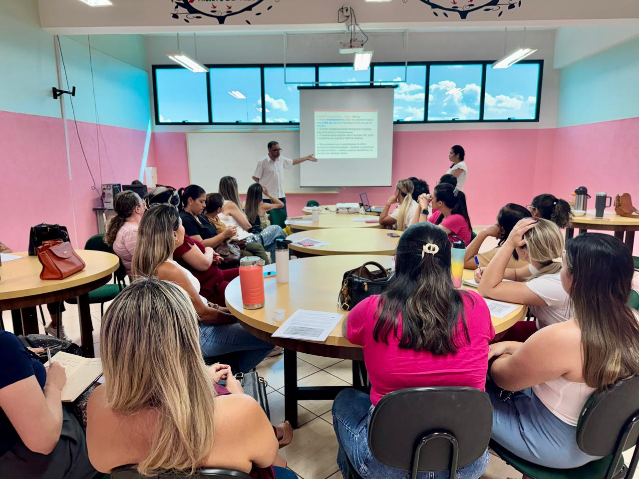 Saúde realiza capacitação sobre manejo da dengue e chikungunya para profissionais da rede