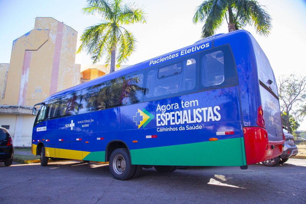 Prefeitura recebe micro-ônibus para fortalecer transporte de pacientes da Saúde