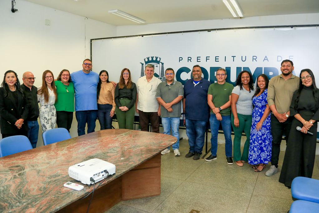 Prefeitura recebe e empossa nove novos servidores municipais da Secretaria de Saúde