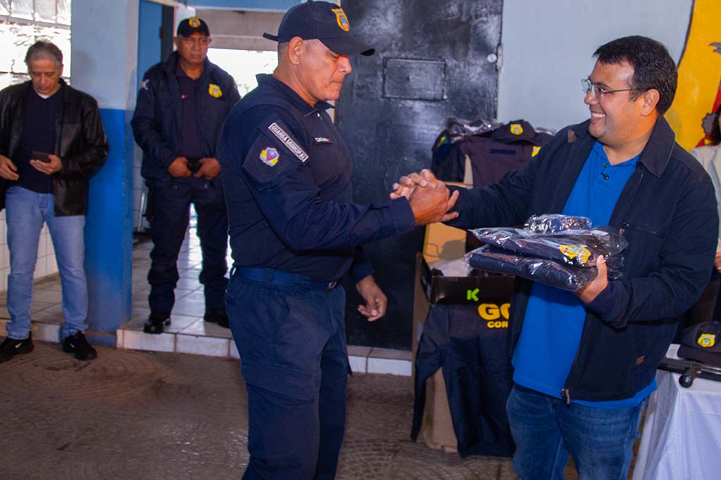 Prefeitura entrega novos uniformes à Guarda Municipal após 7 anos sem renovação
